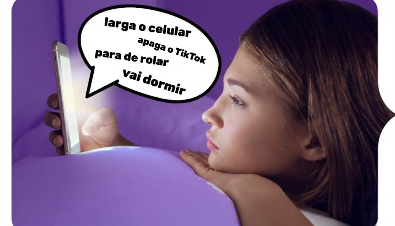 Ilustração de uma jovem deitada na cama à noite, iluminada pela luz do celular, com um balão de pensamento dizendo: "larga o celular, apaga o TikTok, para de rolar, vai dormir". Representação do vício em telas e doomscrolling.